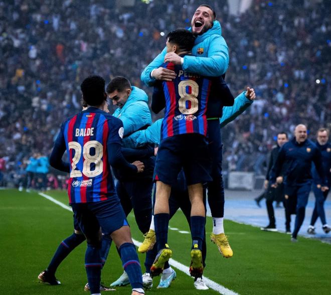 父子联手发声！詹姆斯焕发青春30+8+8，东契奇关键三分助湖人逆转鹈鹕