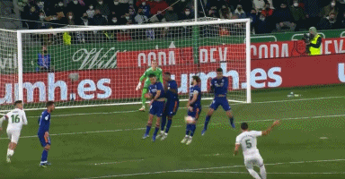 詹姆斯因伤缺阵今日战马刺 再缺席一场就将失去评奖资格